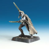 Reaper Bones USA: Tharnyx Shadeborn, Elf Rogue (30244) - Unpainted